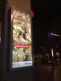 Cs pide retirar un cartel de la campaña 'Migrar #EsUnDerecho' por mostrar una mala imagen de la Policía