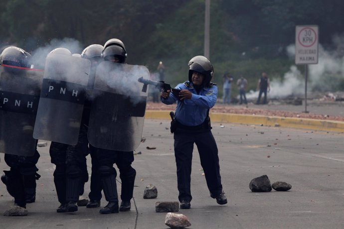 La Policía hondureña lanza gases lacrimógenos contra manifestantes opositores