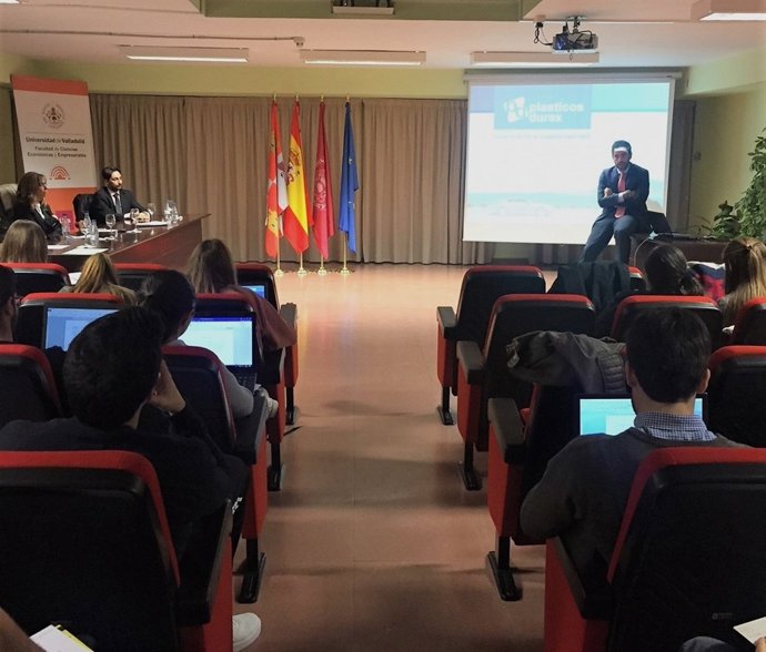 Charla sobre empresa familiar en la UVA