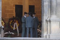 Autoridades y vecinos de Alcañiz honran a los tres asesinados con cinco minutos de silencio