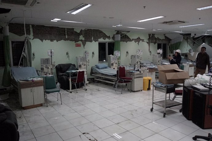 Un hospital sufre daños por un terremoto de magnitud 6,9 en Indonesia. 
