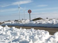 La nieve cierra dos tramos de carretera y obliga a usar cadenas en tres puertos en Castilla y León
