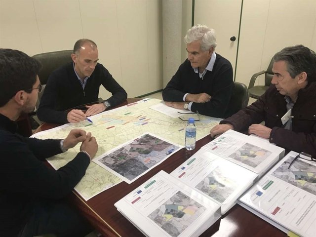 Reunión entre Junta y ayuntamiento para abordar el regadío