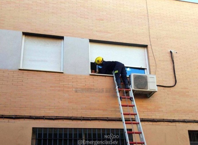 Bombero rescatando al niño de dos años 