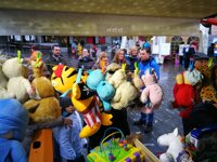 Escolares de Barakaldo colaboran en la venta de juguetes para ayudar a niños con cáncer