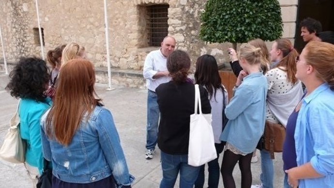 Jóvenes participantes en una ruta guiada de Turisme