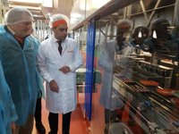 Méndez de Vigo visita Trapa y recibe la petición de abrir "nuevas líneas" para "atraer talento" al medio rural