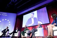 Manuel Valls avisa de que el "nacionalismo es guerra" y pide no olvidar que la paz es reciente