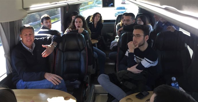 Xavier García Albiol (PP) en el bus dels periodistes que segueixen la seva campa