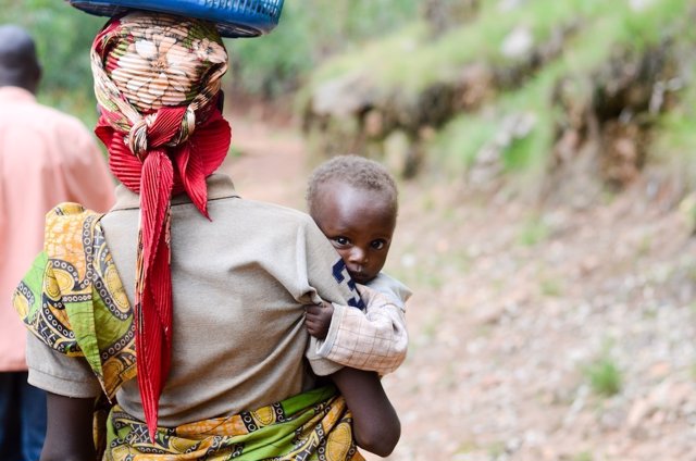 Una madre y su hija desnutrida en Burundi