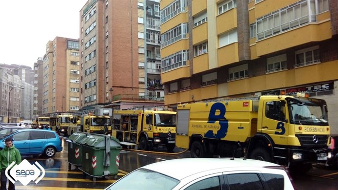 Incendio urbano en Avilés, Bomberos de 112-Asturias