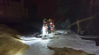 Extinguen de madrugada un incendio en una nave abandonada con aceite y butano en el interior