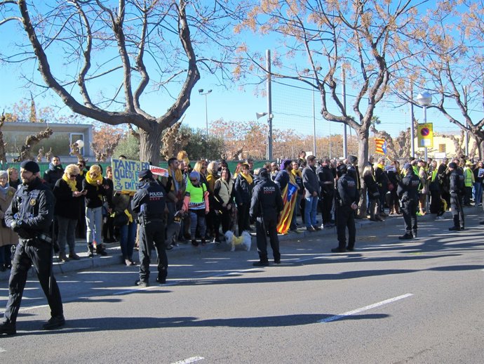 Concentració de protesta davant el míting de Mariano Rajoy a Salou