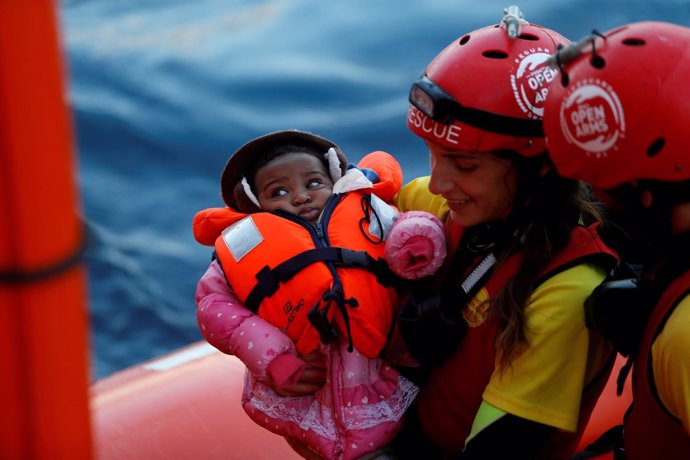 Rescate de una niña migrante en el Mediterráneo