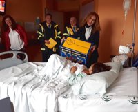 Niños ingresados en el Valme de Sevilla reciben la visita de carteros para recoger las cartas de los Reyes Magos