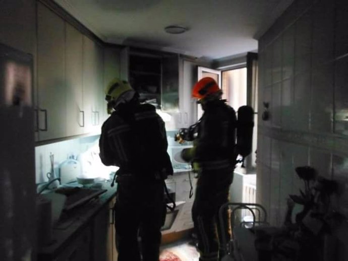 Bomberos en un incendio en una cocina en Oviedo
