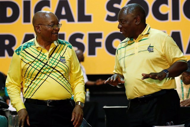 Cyril Ramaphosa (derecha) charla con el presdiente, Jacob Zuma