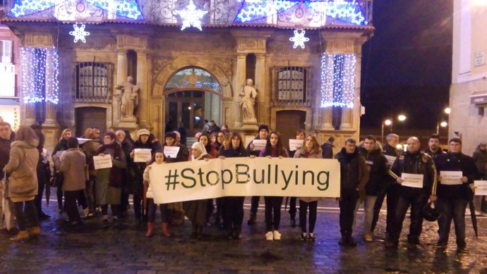 Concentración contra el bullying en Pamplona