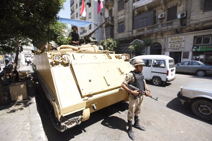 Un soldado junto a un carro armado cerca de la mezquita al-Fath
