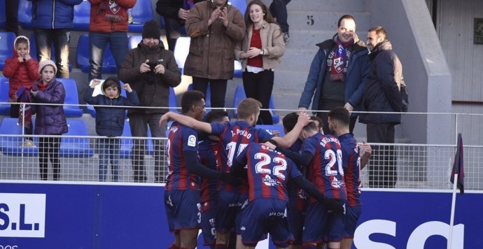 El Huesca barre al Lugo en la lucha por el liderato