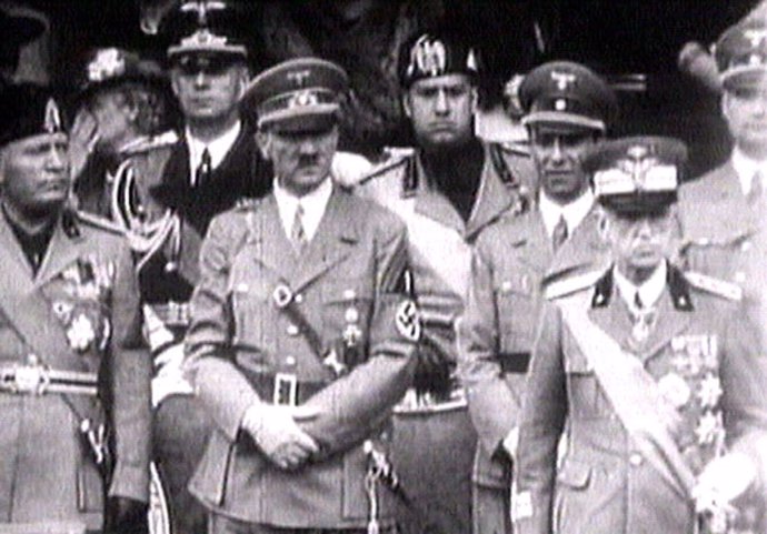 El rey de Italia Víctor Manuel III durante un acto junto a  Hitler y Mussolini