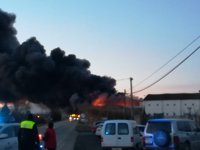 Bomberos continúan sofocando el incendio en un almacén de frutas de Alfaro (La Rioja)