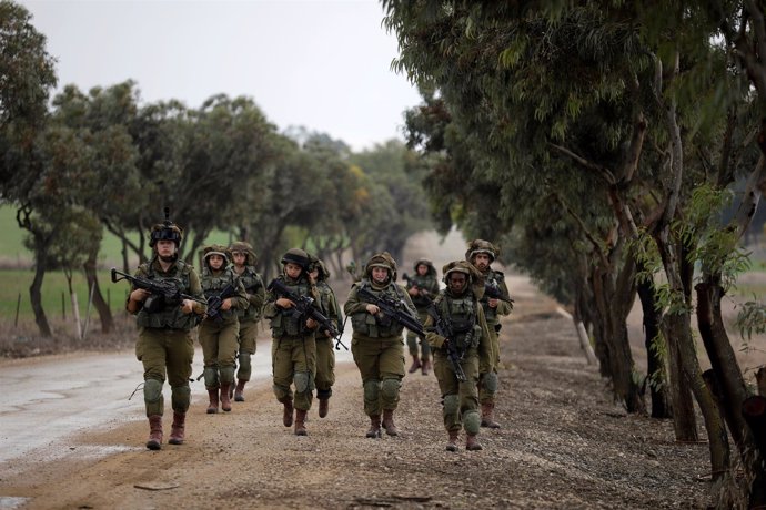 Soldados israelíes patrullan la frontera con la Franja de Gaza