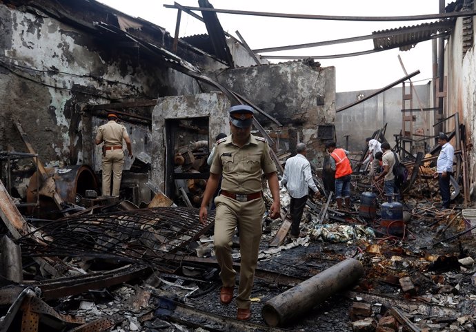 Al menos doce muertos por un incendio en una tienda de Bombay