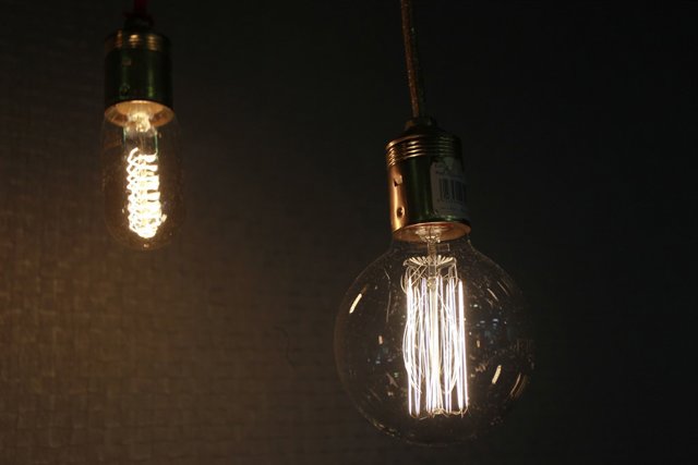 Bombeta, llum, electricitat