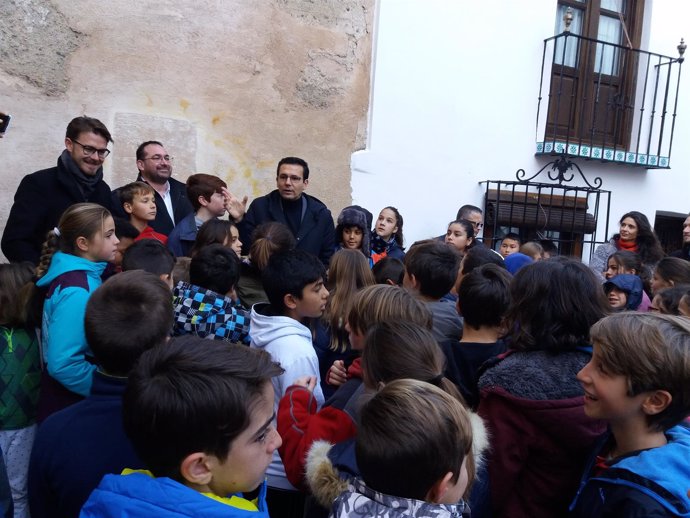 El alcalde de Granada, Francisco Cuenca, habla a escolares en el Arco de Pesas