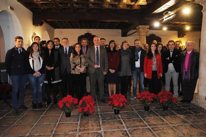 Antonio Ruiz (centro), junto a otros miembros de la Corporación Provincial
