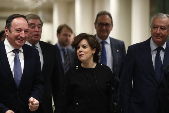 Santamaría i Pedro Sanz en els passadissos del Senat