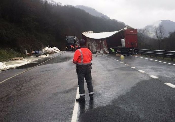 Cortada la N121A por un accidente de tráfico