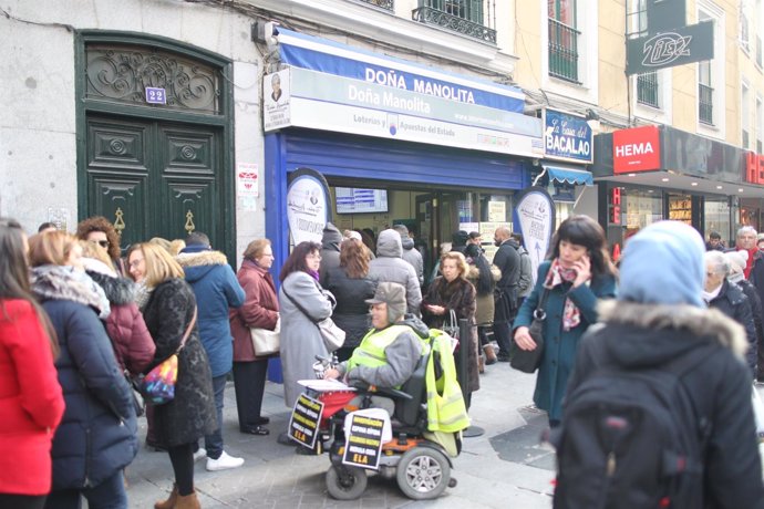 Cola para comprar lotería de Navidad en doña Manolita en Madrid