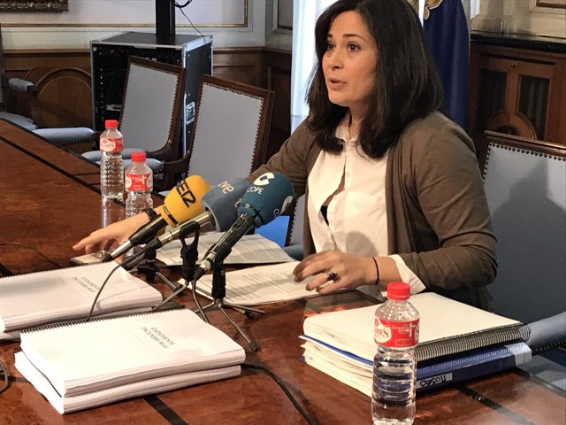 Miriam Díaz en rueda de prensa con los informes del expediente del incendio
