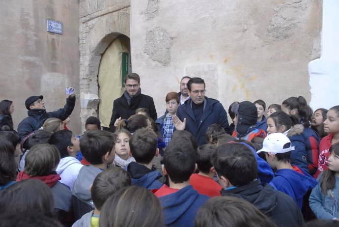 Acto con escolares tras la limpieza de pintadas del Arco de las Pesas