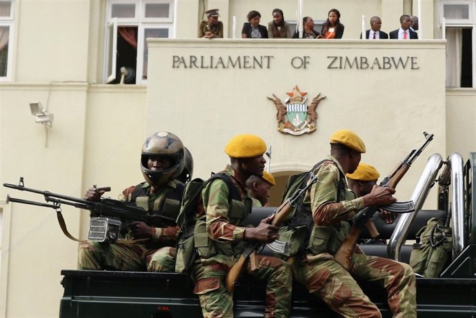 Soldados de Zimbabue frente al Parlamento