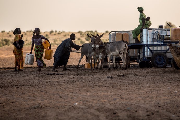 Una família proveint-se d'aigua al Senagal