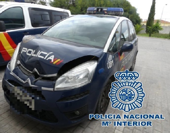 Vehículo de la Policía Nacional embestido