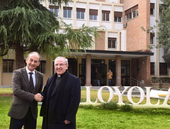 El rector y el deán se dan la mano en el Campus de Loyola Andalucía en Córdoba
