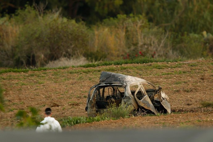 Restos de la explosión del  coche de la periodista Daphne  Caruana Galizia