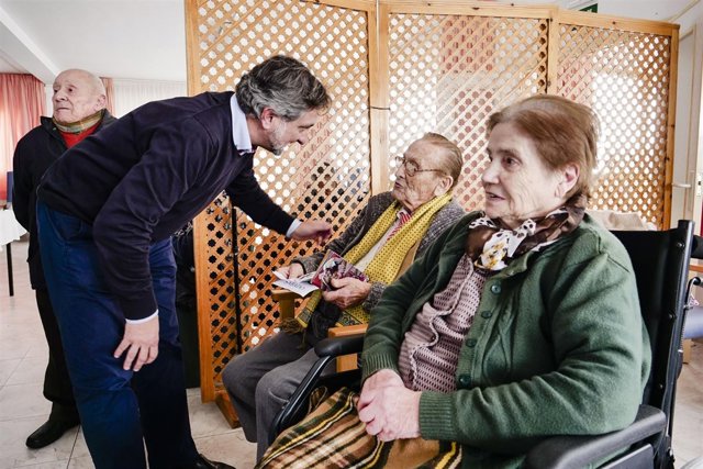 El diputado Ángel Escobar ha visitado los talleres de Navidad de la Residencia.