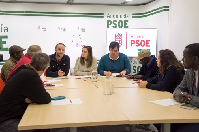 La secretaria de Movientos Sociales del PSOE-A, María Márquez, con colectivos