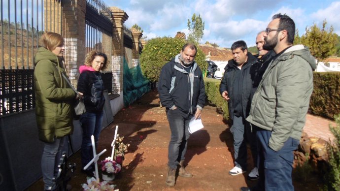 Dirigentes de IU, en el cementerio de Nerva. 