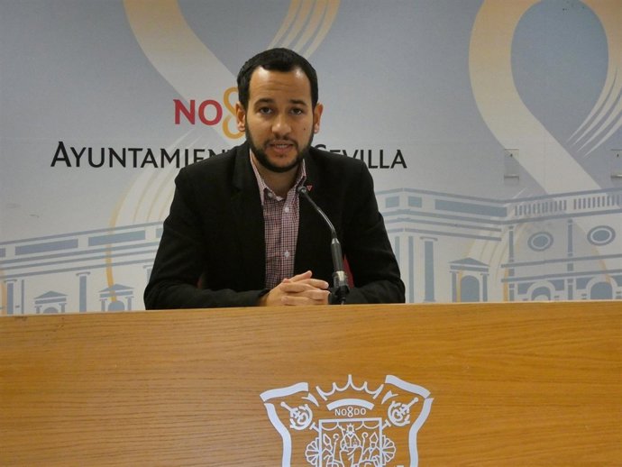 El portavoz de IU en Sevilla, Daniel González Rojas, durante la rueda de prensa