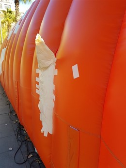 Tall a la carpa de Cs de plaça Universitat