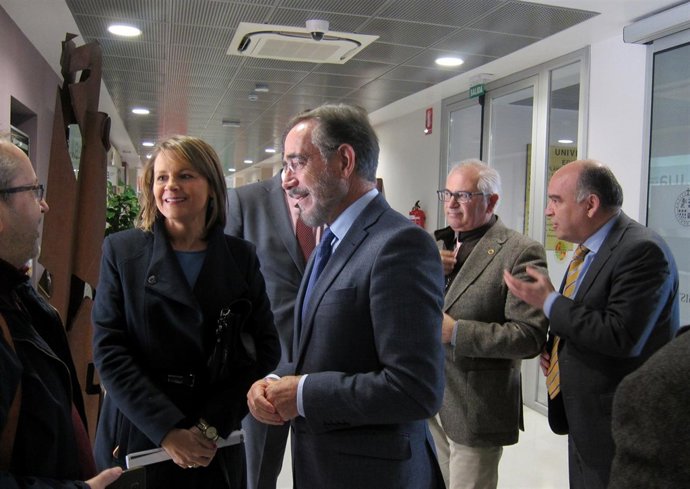 Ana Cobo, junto al consejero Felipe López, antes de atender a los periodistas.  