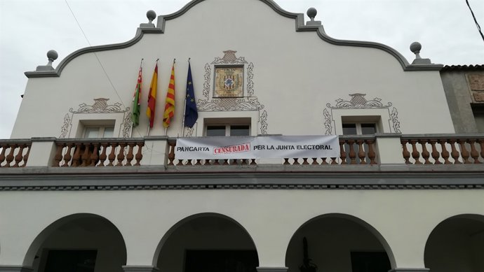 La nova pancarta instal·lada a la balconada de l'Ajuntament de Cerdanyola