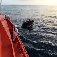 Rescatada una patera con 55 personas a 42 millas de Málaga