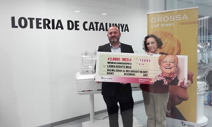El director de Loteria de Catalunya, Jaume Torrabadella, i la guanyadora